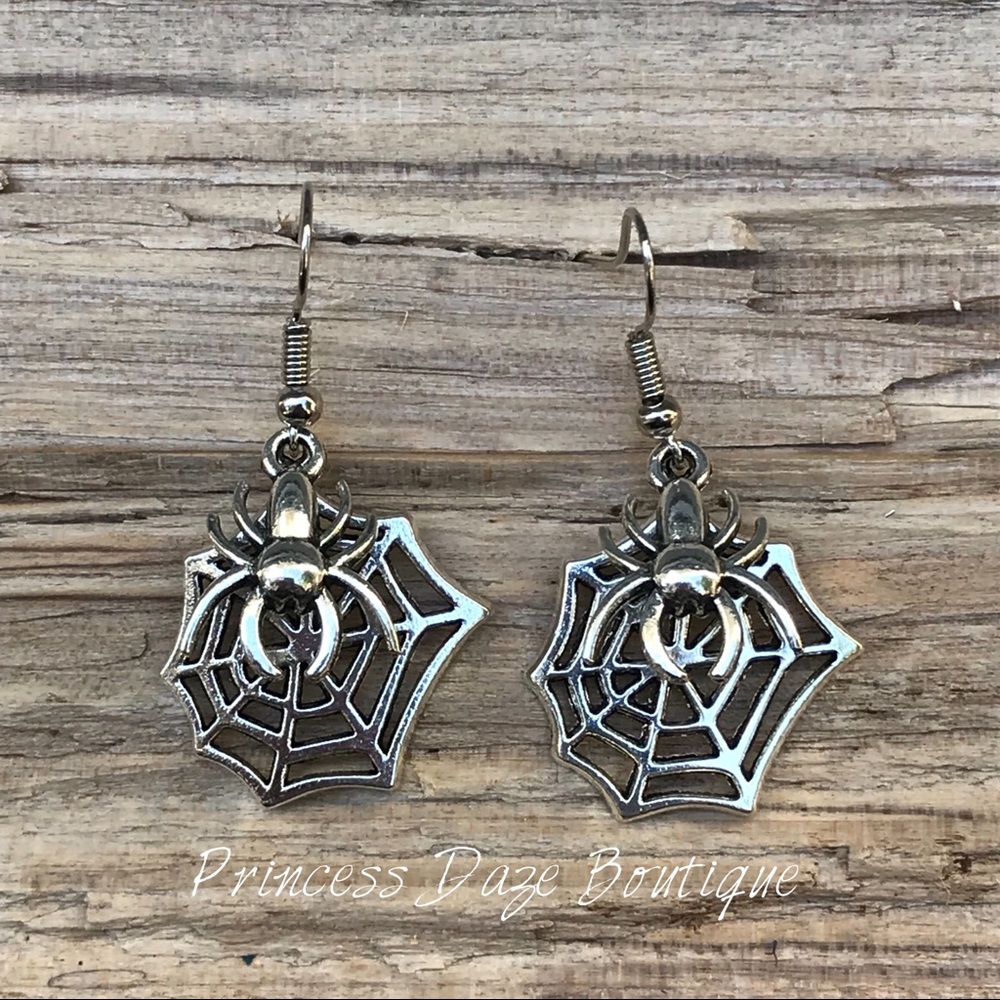 Cool Spider & Web Dangle Earrings - Picture 1 of 1